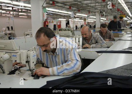 Istanbul, Turchia, la gente di macchine da cucire in una fabbrica tessile Foto Stock