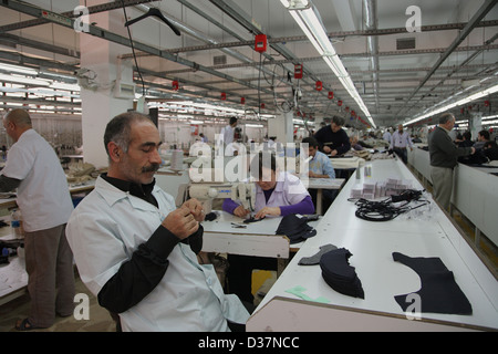 Istanbul, Turchia, la gente di macchine da cucire in una fabbrica tessile Foto Stock