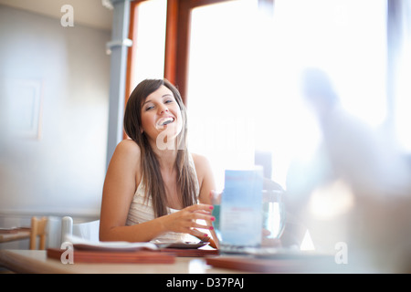 Donna con cocktail nel ristorante Foto Stock