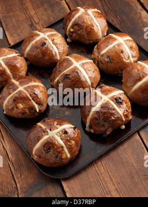 Hot cross i panini su una teglia da forno di Pasqua Foto Stock