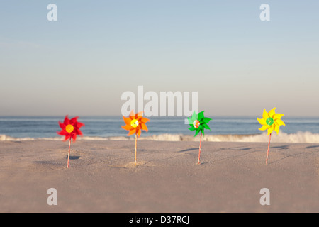 Pinwheels sulla spiaggia vuota Foto Stock