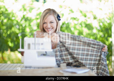 Donna al lavoro su macchina da cucire Foto Stock