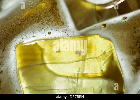 Close up dei cubetti di ghiaccio nel bicchiere di birra Foto Stock