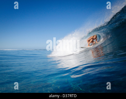 Donna surf in cresta dell'onda Foto Stock