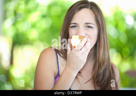 Donna di mangiare all'aperto apple Foto Stock