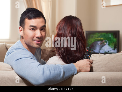 Paio di guardare la televisione insieme Foto Stock