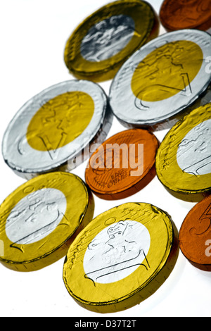 I dolci al cioccolato imitando vari di monete in euro in bianco. Foto Stock