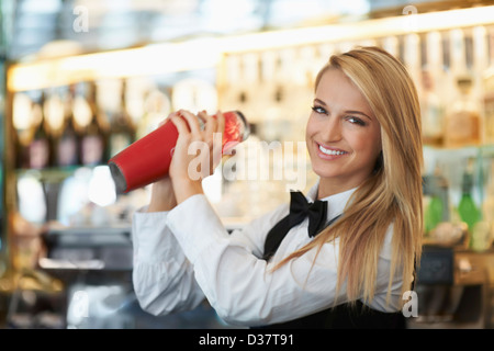 Danimarca, Aarhus, giovane barista utilizzando shaker Foto Stock