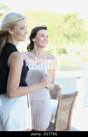 Le donne di bere vino insieme all'aperto Foto Stock