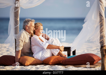 Thailandia, Ritratto di giovane sulla spiaggia Foto Stock