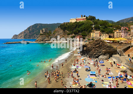 Foto di turisti a prendere il sole sulla spiaggia di Monterosso al Mare, Parco Nazionale delle Cinque Terre, Liguria, Italia Foto Stock