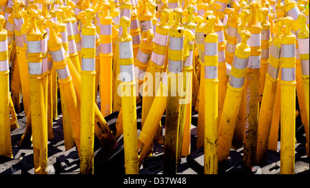 Pila di giallo attenzione coni utilizzati nella costruzione di strade Foto Stock