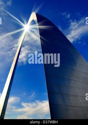 Louis Arch nel Missouri con le nuvole e il cielo sullo sfondo la riflessione del sole Foto Stock