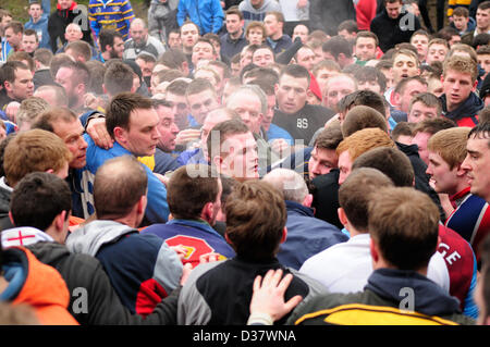 Ashbourne Shrovetide tradizionale 2 giorno Partita di calcio . Foto Stock