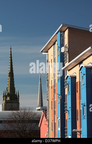 Nuovi blocchi di appartamenti e guglie della chiesa a Preston, Lancashire, Regno Unito. Foto Stock