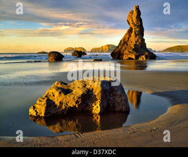 La bassa marea e al tramonto con stack vulcanica rocce al Bandon beach. Oregon Foto Stock