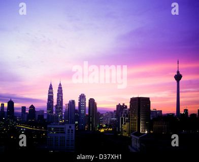 Malaysia, Kuala Lumpur, sera vista dello skyline di Kuala Lumpur Foto Stock