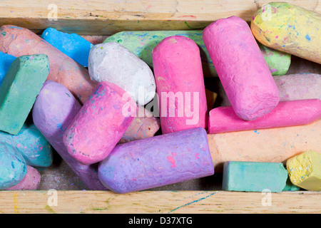 Usato colored chalks in cassa di legno vicino fino Foto Stock