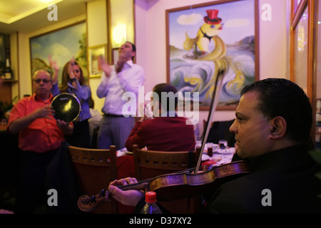 Istanbul, Turchia, cappella con musica tradizionale nel ristorante distretto di Kumkapi Foto Stock