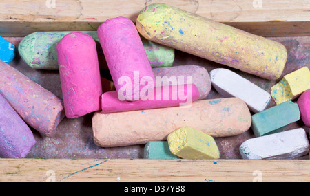 Colored chalks in cassetta di legno vicino fino Foto Stock