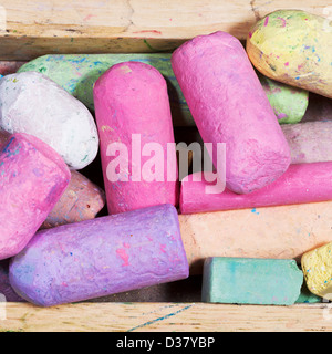 Molti colored chalks in cassetta di legno vicino fino Foto Stock