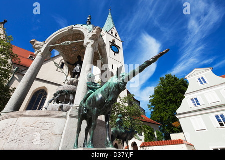 Statua di San Mang Square, St Mang chiesa, Kempten, Algovia, Baviera, Germania Foto Stock
