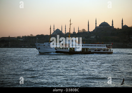 Istanbul, Turchia, il traghetto al Bosforo stretto, dietro il Sultan Ahmet moschea e Hagia Sophia Foto Stock