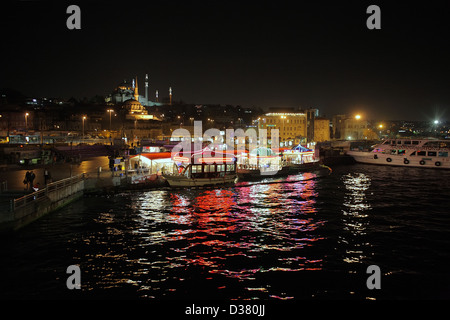 Istanbul, Turchia, accanto al pontile per imbarcazioni da diporto il ponte Galata sul Golden Horn Foto Stock