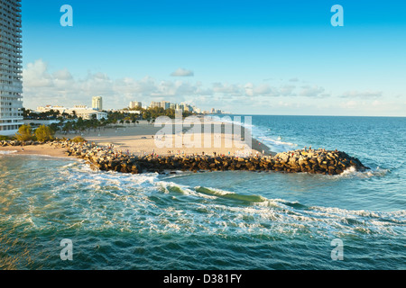 L'ingresso con l'Oceano Atlantico per navi da crociera crea una spiaggia fine per i residenti locali a onda e visualizzare le navi da crociera Foto Stock