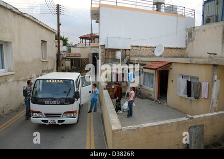 Bellapais, Repubblica Turca di Cipro del Nord, una famiglia con il suo pickup IZUZU Foto Stock