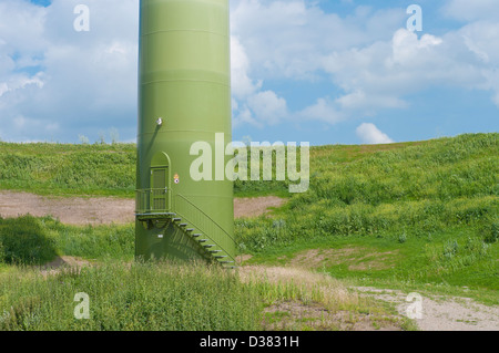 La parte inferiore di una turbina eolica in diversi tipi di verde Foto Stock