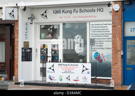 Un arti marziali shop in Hastings. 1066 Kung Fu scuole HQ. Il dipinto di bianco negozio di fronte ha una grande statua del Kung Fu Panda Foto Stock