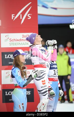 Schladming, Austria. Xi Febbraio 2013. (L-R) Tina Maze (SLO), Maria Hofl-Riesch (GER), 8 febbraio 2013 - Sci Alpino : oro medaglia Maria Hoefl-Riesch di Germania celebra sul podio come argento medaglia Tina Maze di Slovenia applaude durante la cerimonia dei fiori dopo la donna Super combinati al giorno quattro della FIS Mondiali di Sci 2013 in Schladming, Austria. (Foto di Hiroyuki Sato/AFLO/Alamy Live News) Foto Stock