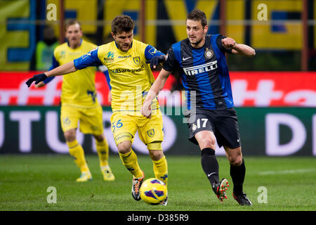 Perparim Hetemaj (Chievo), Zdravko Kuzmanovic (Inter), 10 febbraio 2013 - Calcio : Italiano 'Serie A' match tra Inter e Milan 3-1 Chievo Verona a Stadio Giuseppe Meazza di Milano, Italia. (Foto di Maurizio Borsari/AFLO) Foto Stock