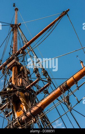 Cerca fino al montante e parte dell'armamento di un XIX secolo Tall Ship. Foto Stock