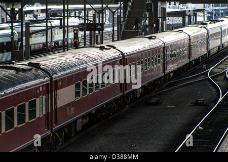 Una lunga fila di carrozze ferroviarie si ferma a Melbourne la Croce del Sud stazione ferroviaria in Australia. Foto Stock