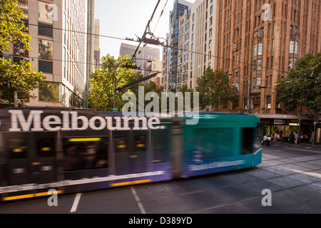 Australia, Melbourne city tram su Collins Street nel centro del CBD di trasporto Foto Stock