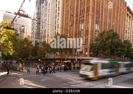 Australia, città di Melbourne Victoria tram su Collins Street nel centro della citta'. Foto Stock