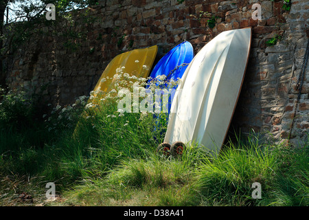 Barche a remi contro un muro, vicino Kerguen, Vannes e il Golfo di Morbihan, Morbihan, in Bretagna, Francia Foto Stock