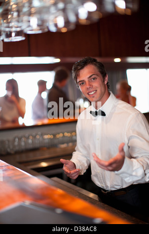 Cameriere tenendo ordinare presso il ristorante bar Foto Stock