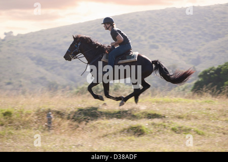 Uomo a cavallo nel paesaggio rurale Foto Stock