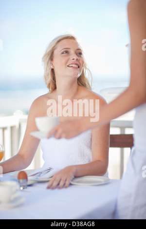 Donna con la colazione all aperto Foto Stock