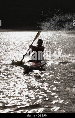 L'uomo canottaggio kayak nel lago Foto Stock