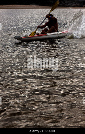 L'uomo canottaggio kayak nel lago Foto Stock