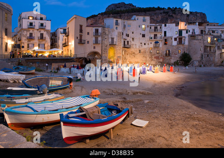 Piccole barche di pescatori sulla spiaggia di notte, Cefalu, Sicilia, Italia Foto Stock