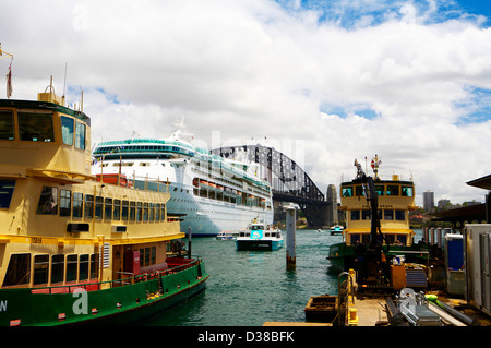 Un grande Ocean Liner ancorata a Sydney in Australia con un Ferry di Sydney in primo piano. Foto Stock