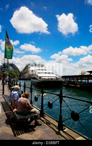 Un grande Ocean Liner ancorata in Sydney Australia Foto Stock