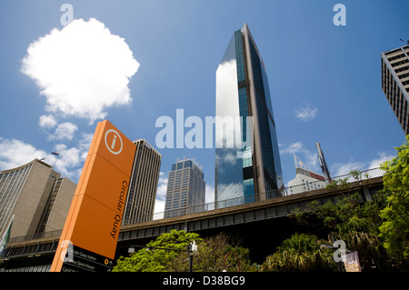 Un grande arancione punto informazioni segno a Circular Quay di Sydney Australia con indicatori a dire alla gente che la strada da percorrere. Foto Stock