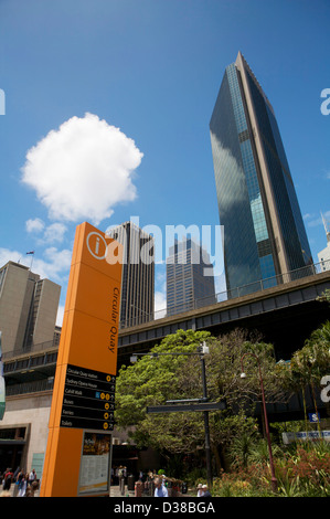 Un grande arancione punto informazioni segno a Circular Quay di Sydney Australia con indicatori a dire alla gente che la strada da percorrere. Foto Stock