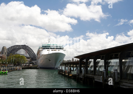 Viste del Sydney Harbour Bridge spanning il Sydney Harbour collegando il Sydney central business district (CBD) e la North Shore. Foto Stock